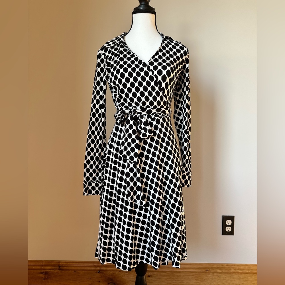 Diane von Furstenberg Size 6 Wrap Dress
